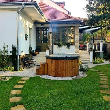 Belvarosi Kerteshaz Кестели Екстериор снимка