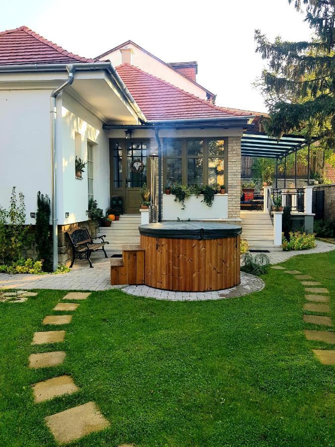Belvarosi Kerteshaz Кестели Екстериор снимка